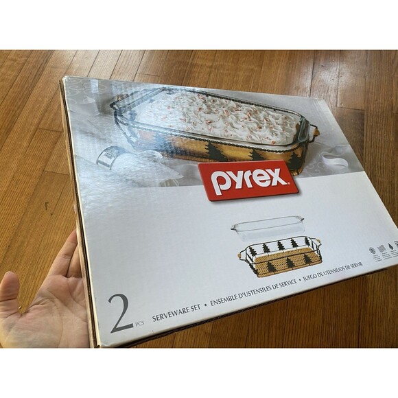 Pyrex Serveware Holiday Basket Serving Christmas Tree 2 Pc  NEW PYREX 2 PIECE SERVEWARE SET BAKING DISH WITH CHRISTMAS TREE BASKET